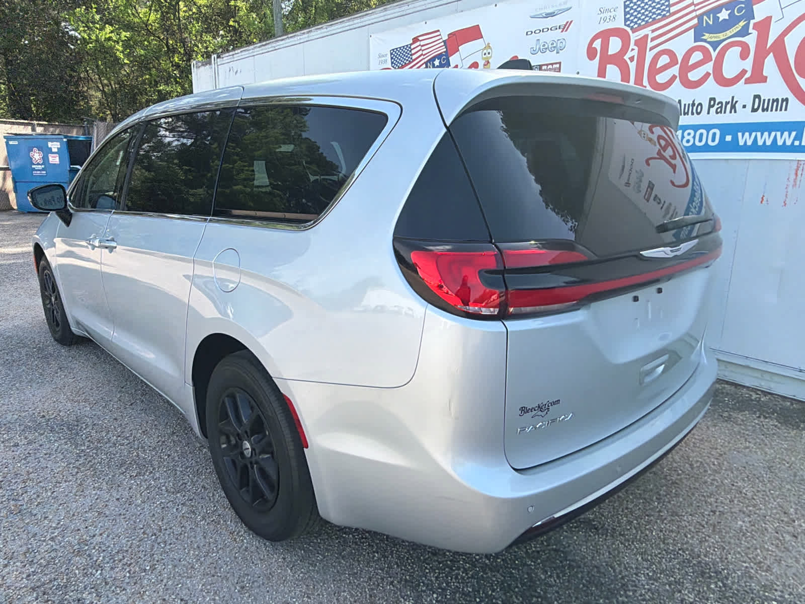 Used 2024 Chrysler Pacifica Touring-L FWD image 8