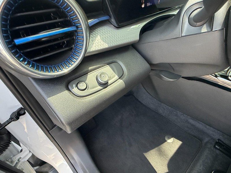 Used 2025 Chevrolet Trax LT w/ LT Convenience Package FWD image 19