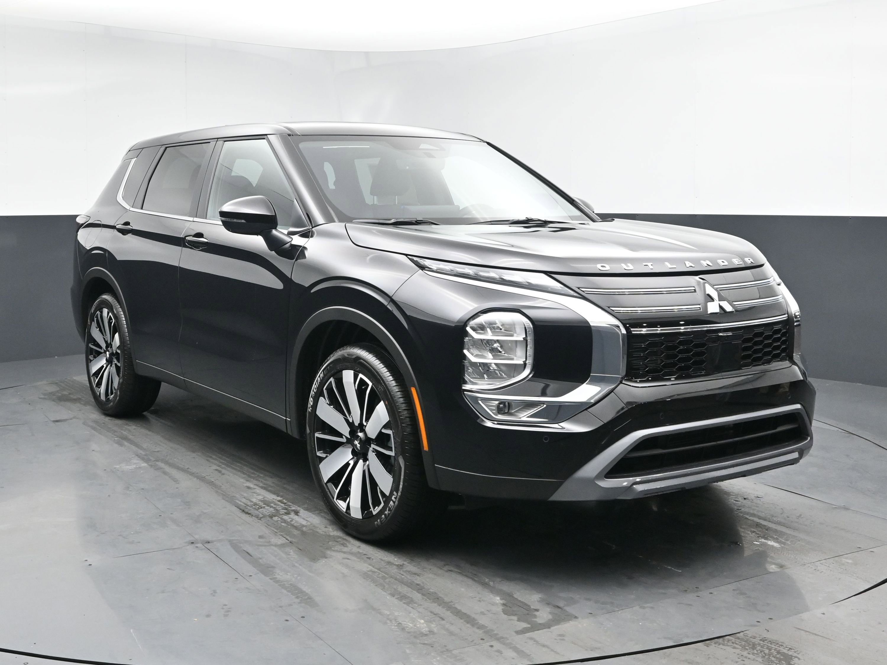 New 2026 Mitsubishi Outlander LE image 2