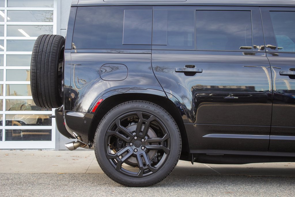 Used 2025 Land Rover Defender 110 V8 image 6