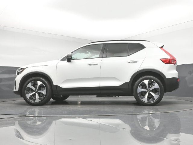 Used 2024 Volvo XC40 B5 Plus AWD/4WD image 37