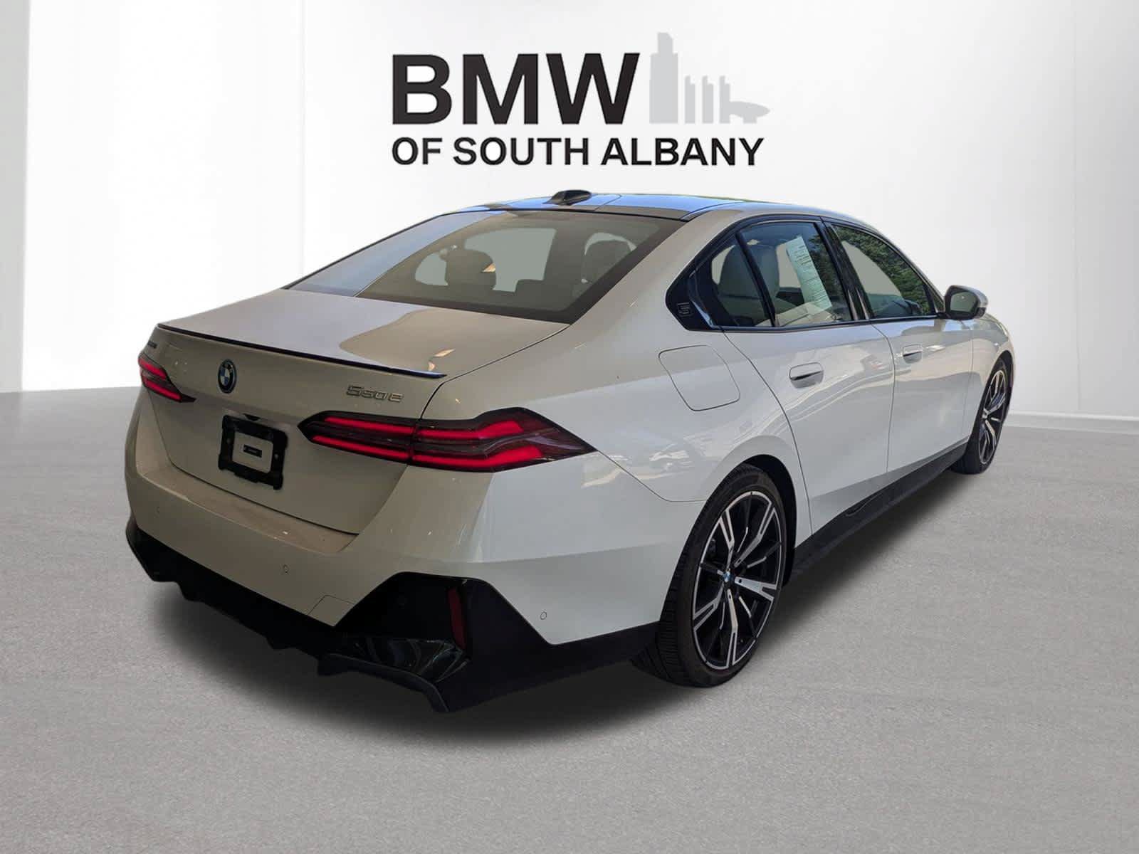 Used 2026 BMW 550e xDrive w/ Premium Package AWD/4WD image 3