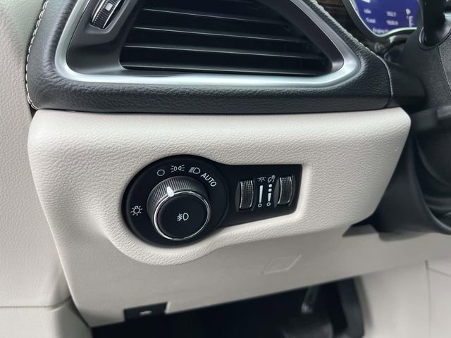 Used 2023 Chrysler Pacifica Limited image 15