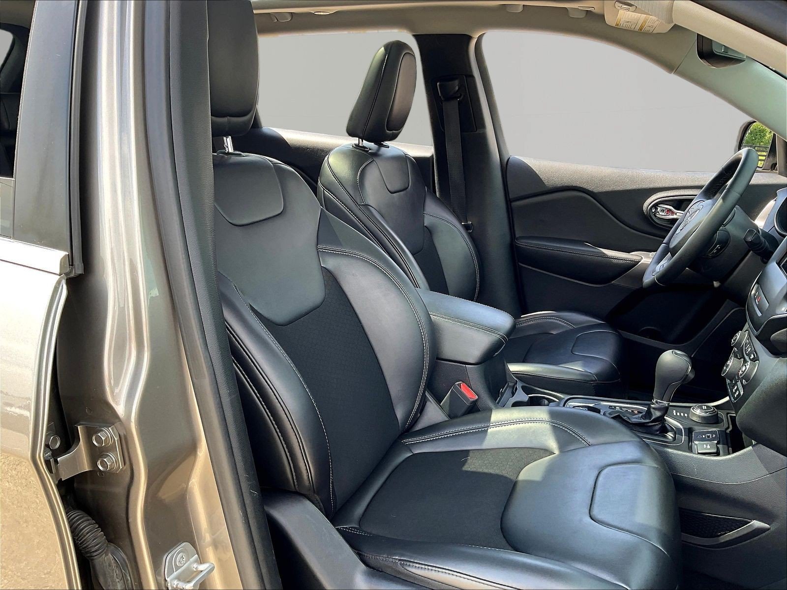 Used 2019 Jeep Cherokee Latitude Plus w/ Comfort/Convenience Group AWD/4WD image 29