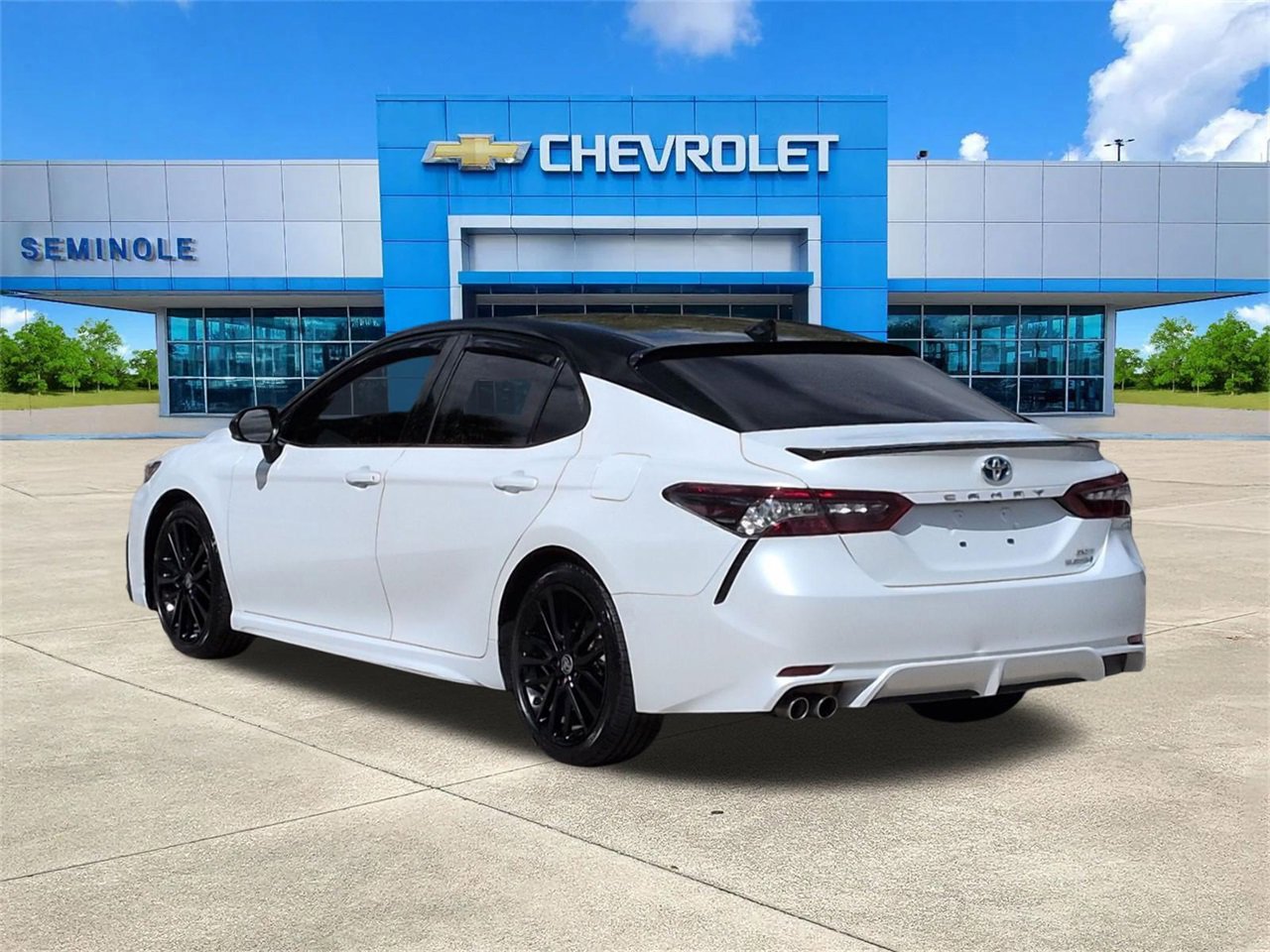 Used 2022 Toyota Camry XSE image 3