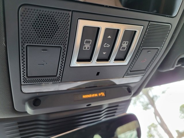 Used 2024 Land Rover Discovery Dynamic SE image 37