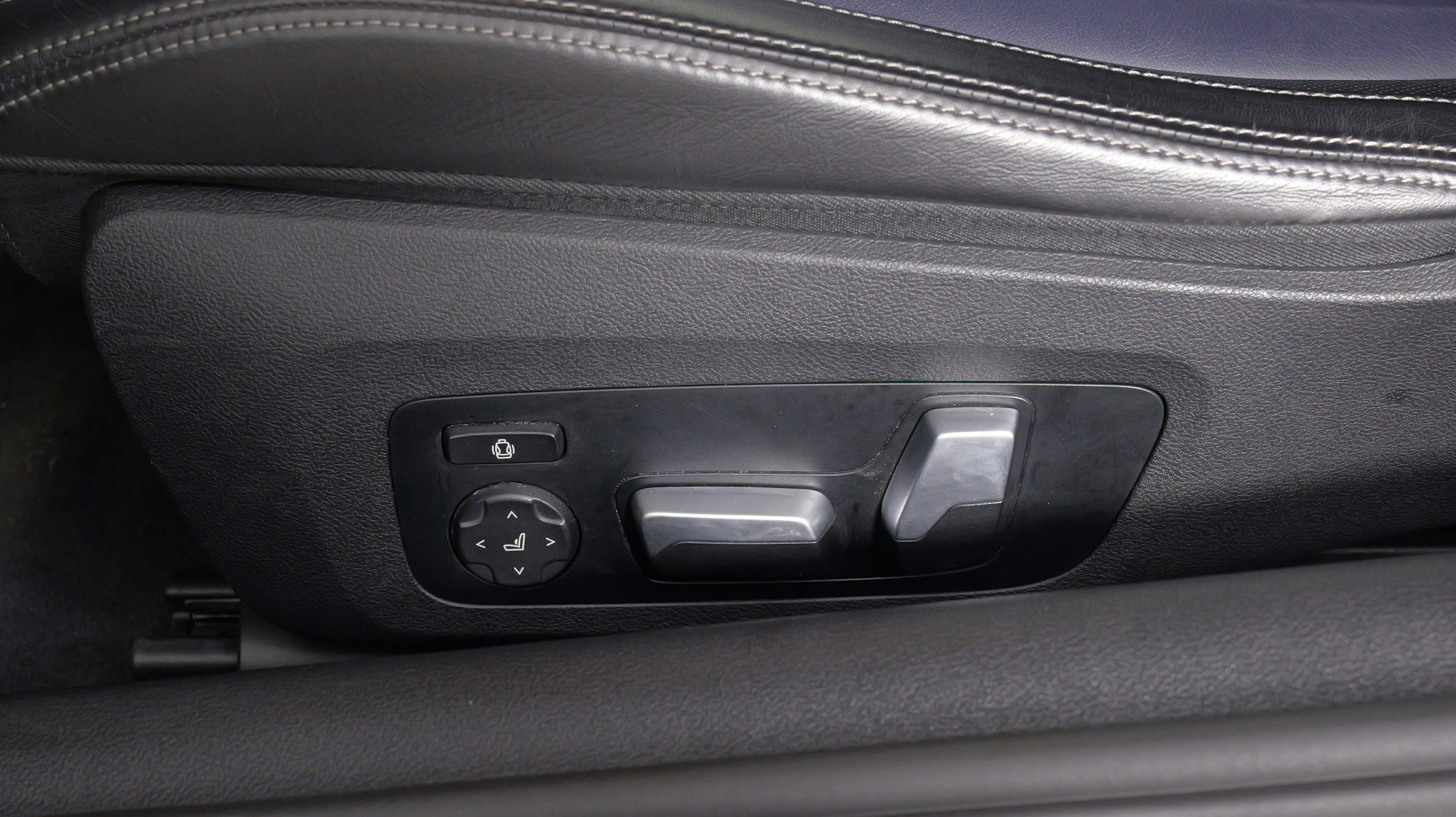 Used 2023 BMW M850i xDrive Coupe w/ Driving Assistance Package image 33