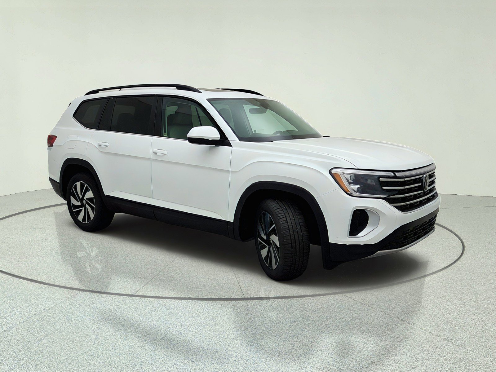 Used 2024 Volkswagen Atlas SE w/ Panoramic Sunroof Package FWD image 5