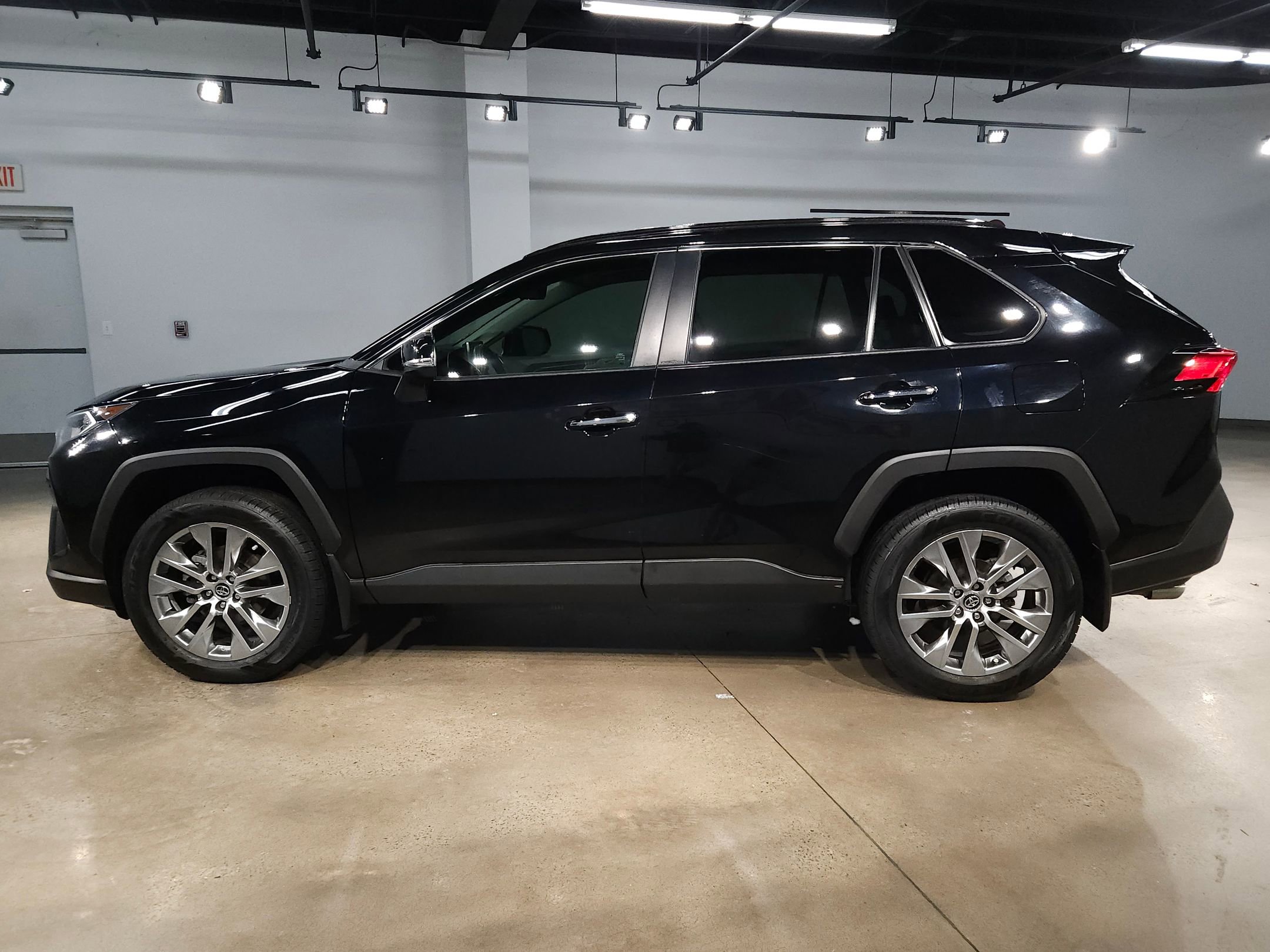 Used 2020 Toyota RAV4 Limited image 4