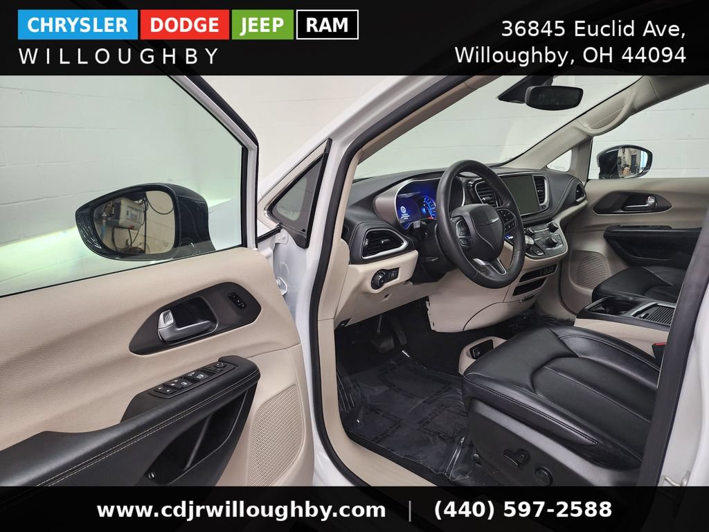 Used 2024 Chrysler Pacifica Limited FWD image 13