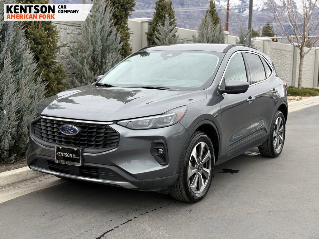 Used 2025 Ford Escape Platinum image 3