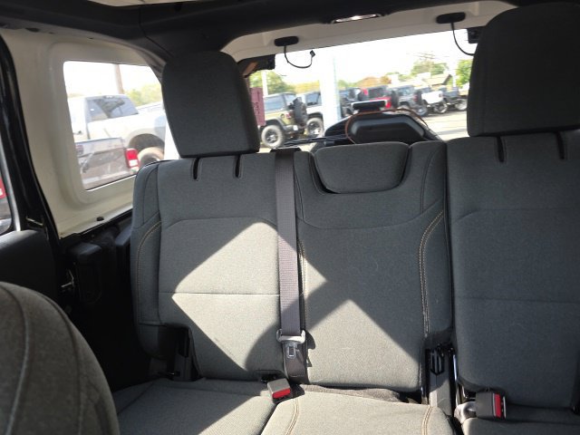 Used 2024 Jeep Wrangler Unlimited Sahara w/ Technology Group AWD/4WD image 18