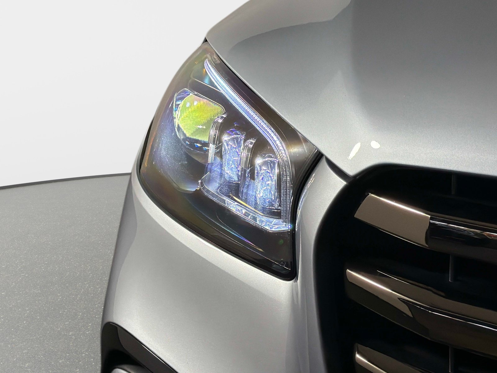 Used 2025 Mercedes-Benz GLS 580 4MATIC image 9