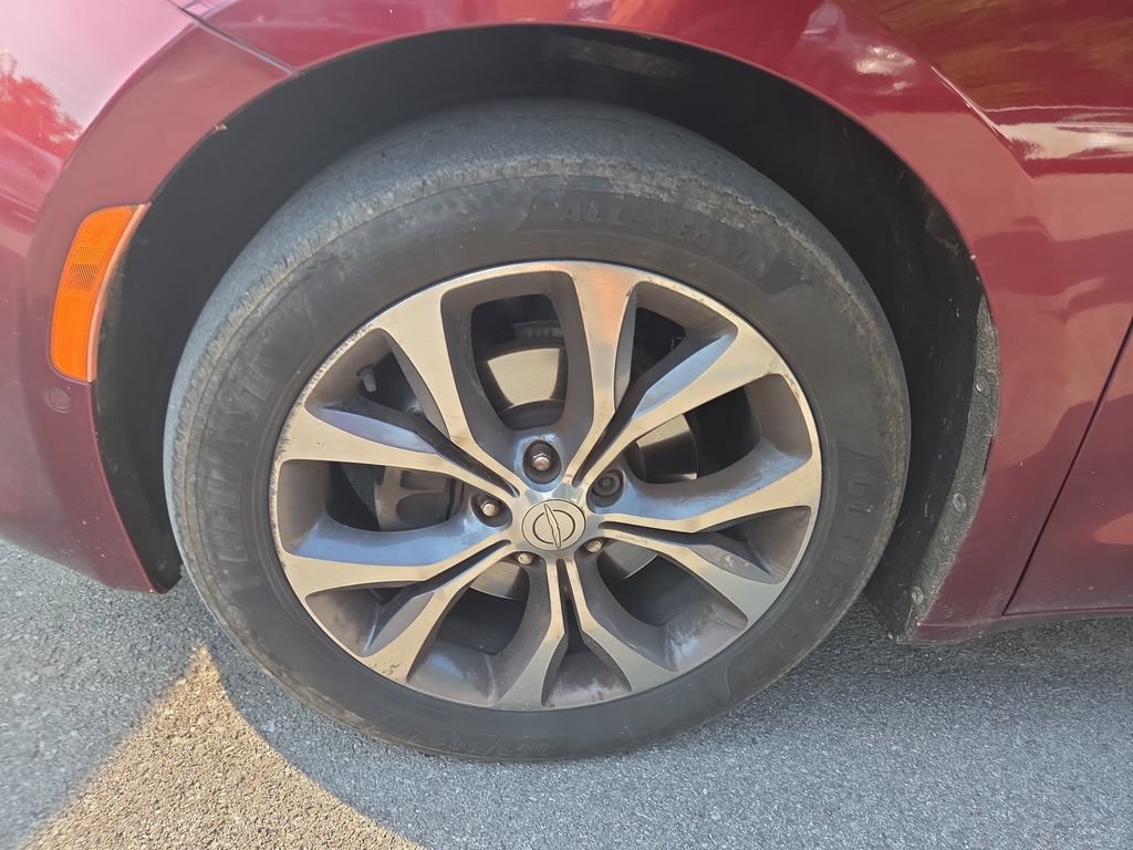 Used 2017 Chrysler Pacifica Limited w/ UConnect Theater Package FWD image 8