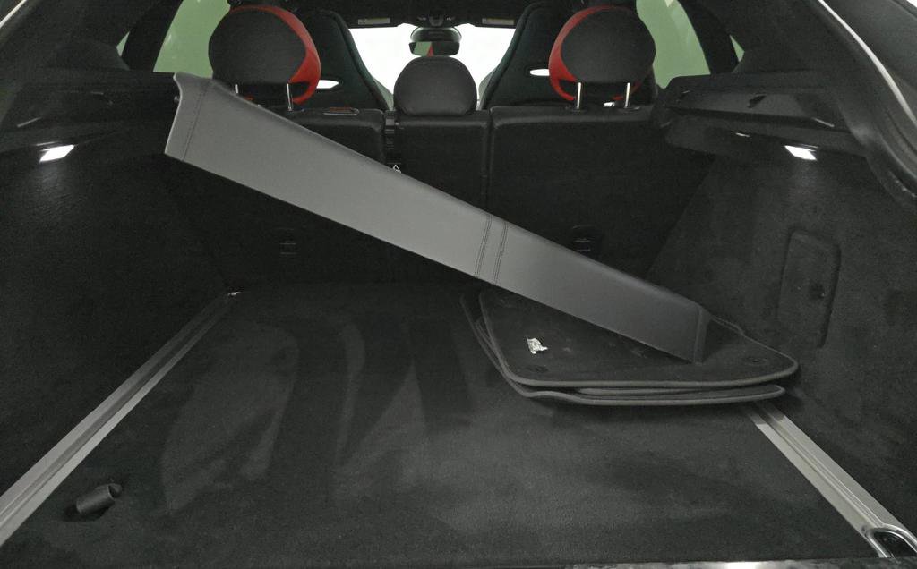 Used 2023 Aston Martin DBX image 5