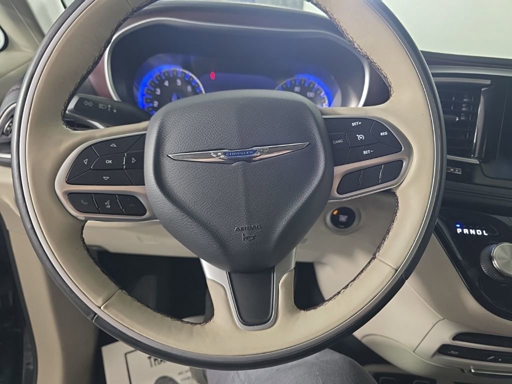 Used 2017 Chrysler Pacifica Limited image 31