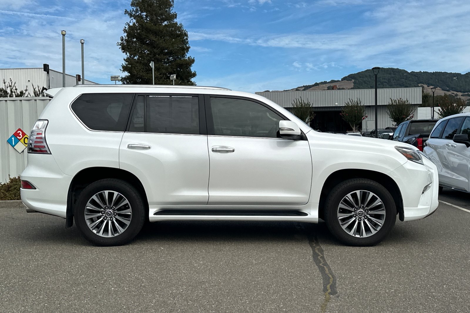 Used 2020 Lexus GX 460 Luxury w/ Accessory Package AWD/4WD image 3