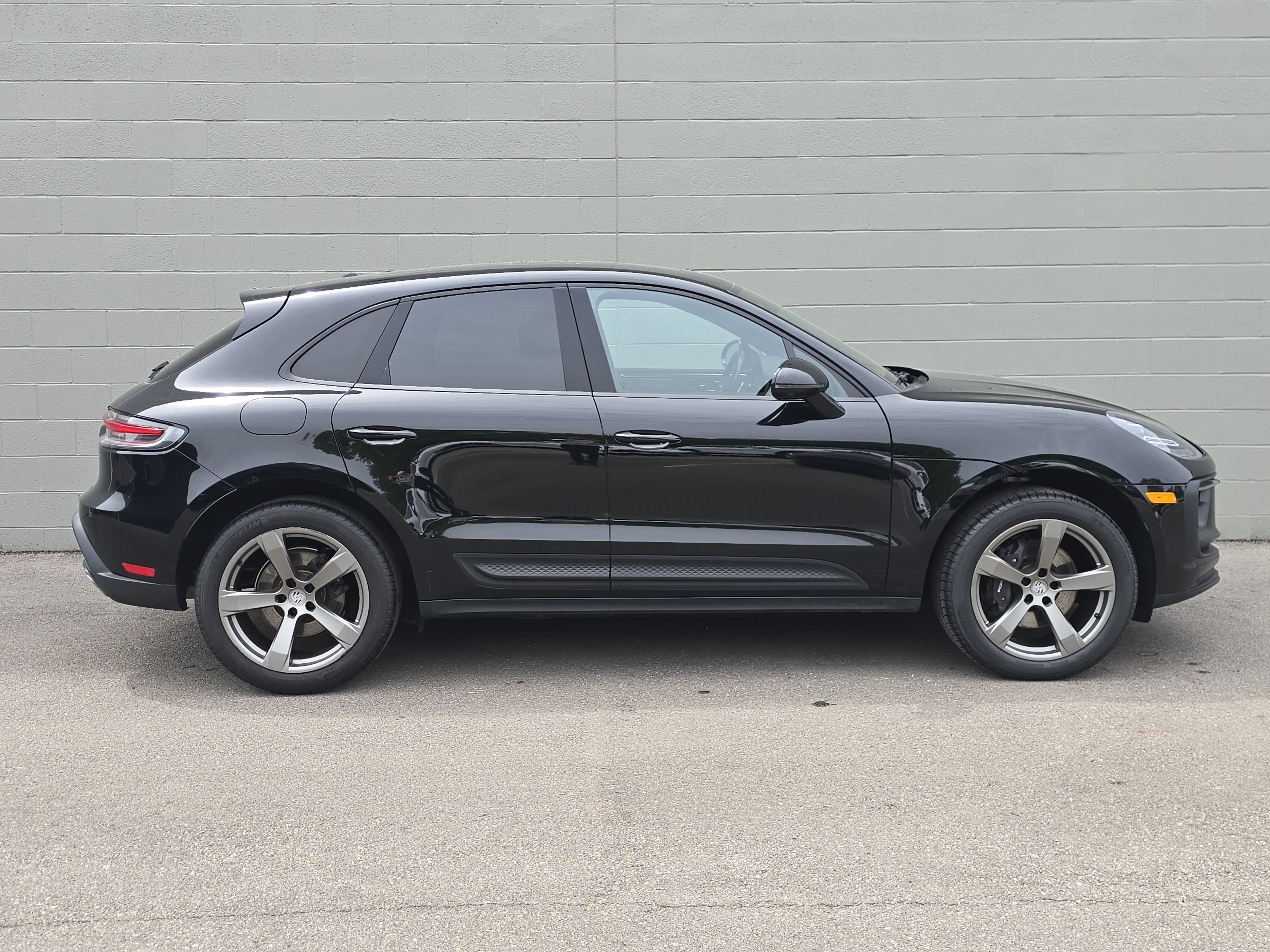 Certified 2023 Porsche Macan AWD/4WD image 12