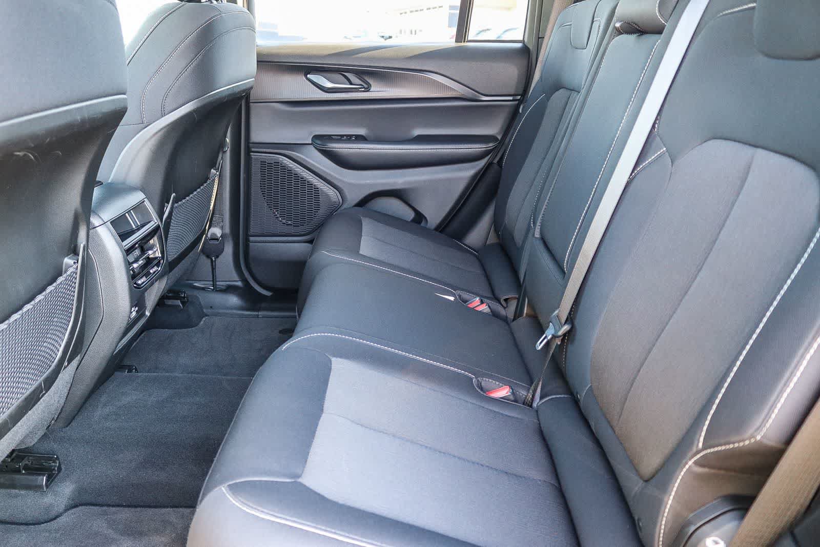 Used 2025 Jeep Grand Cherokee Laredo X RWD image 17
