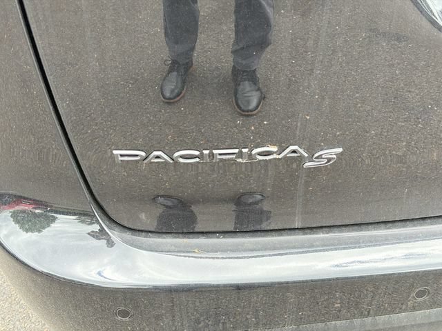 New 2026 Chrysler Pacifica Limited w/ Uconnect Theater Family Group FWD image 24