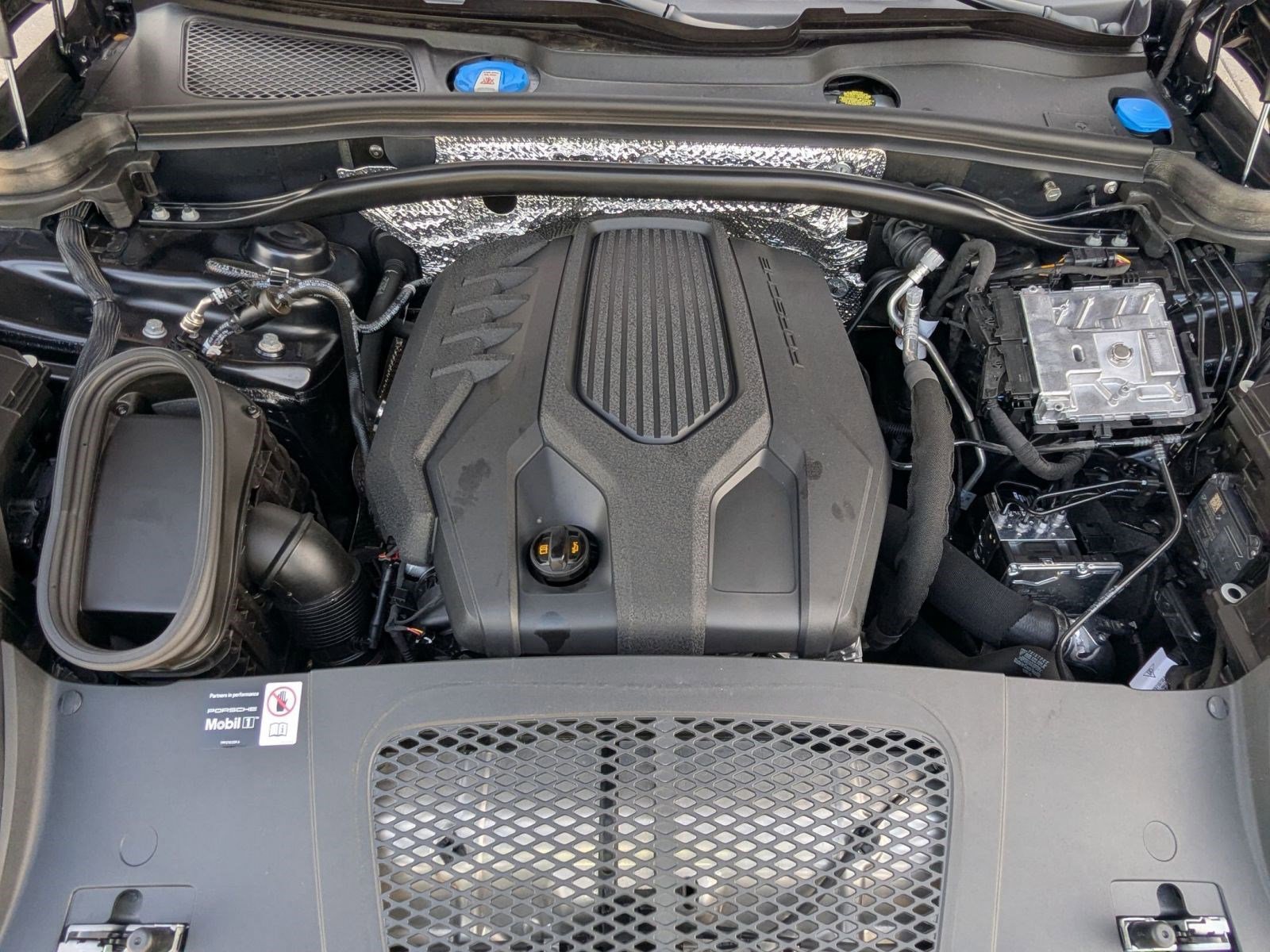 Certified 2025 Porsche Macan image 27