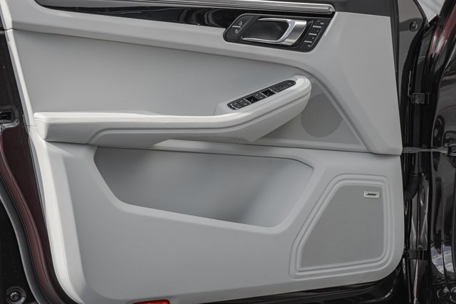 Used 2023 Porsche Macan w/ Premium Package Plus image 9