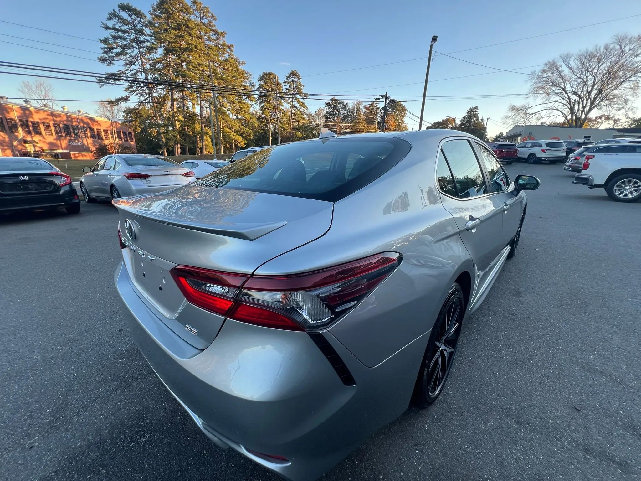Used 2022 Toyota Camry SE image 5