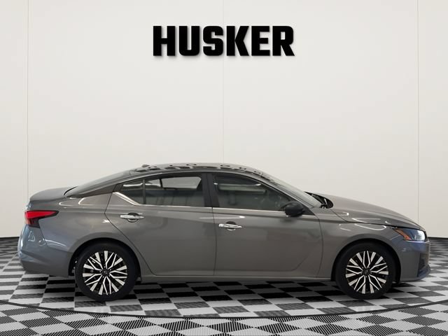 Used 2024 Nissan Altima 2.5 SV FWD image 2