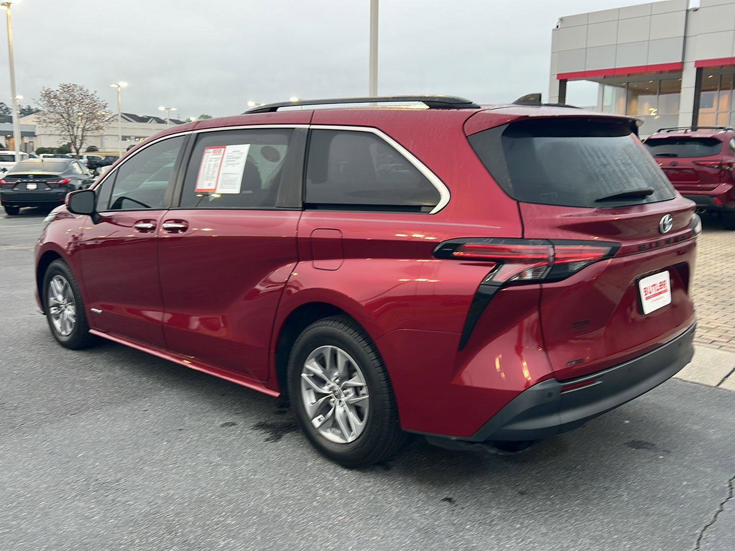 Certified 2022 Toyota Sienna XLE w/ XLE Plus Package image 4
