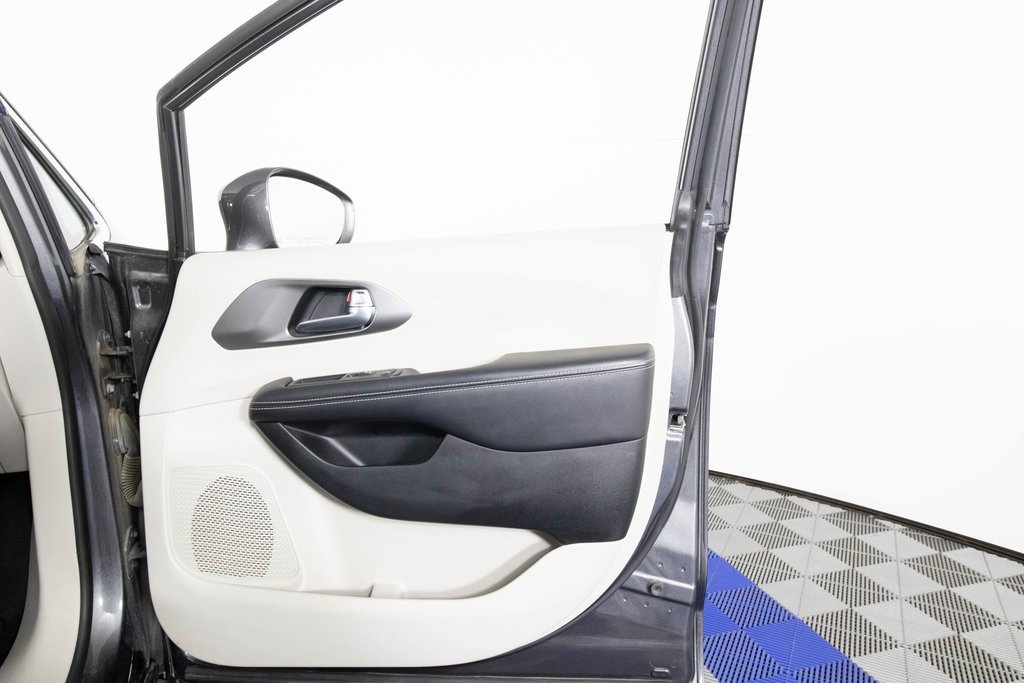 Used 2022 Chrysler Pacifica Touring-L image 18