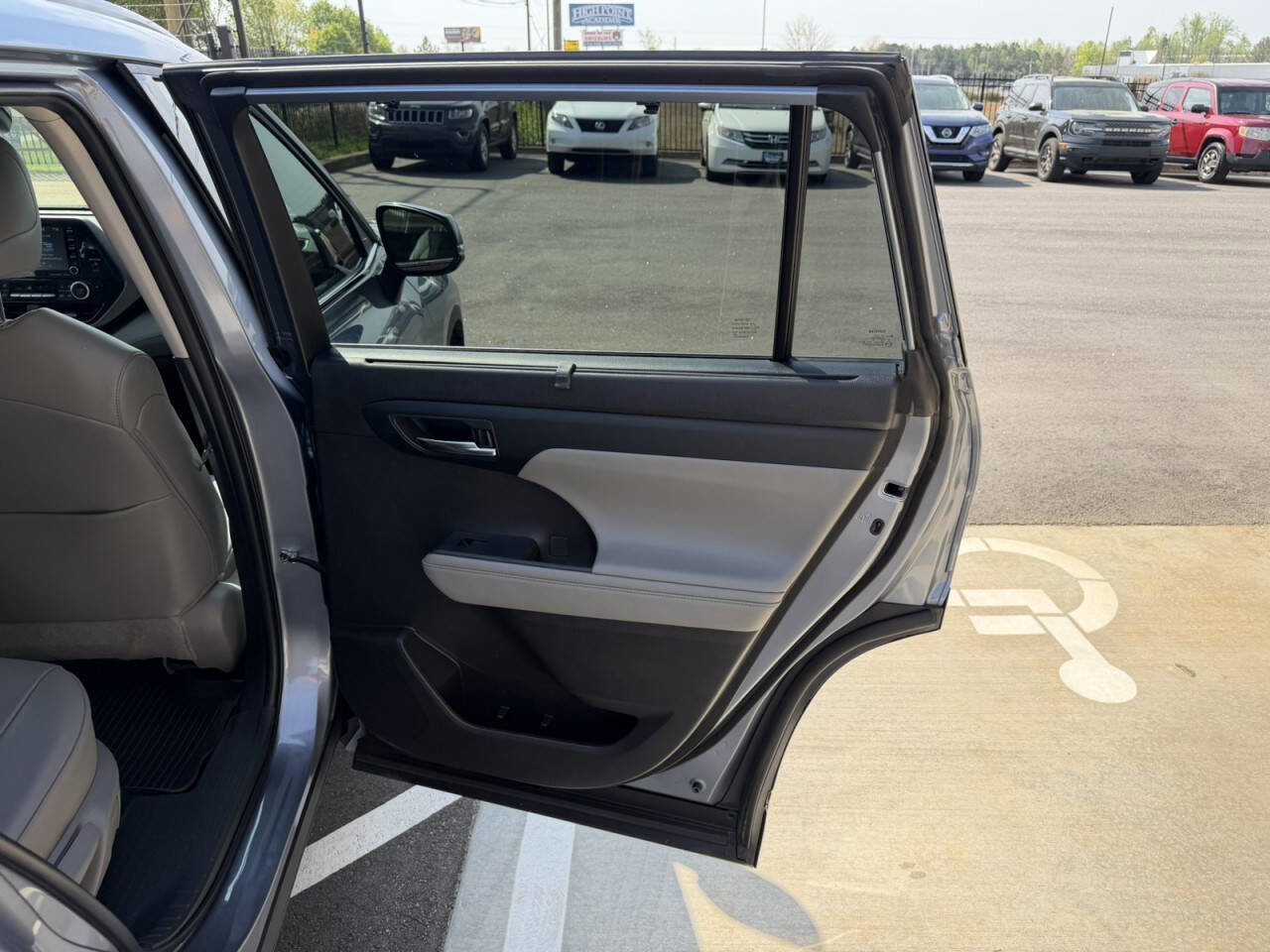 Used 2022 Toyota Highlander XLE image 15