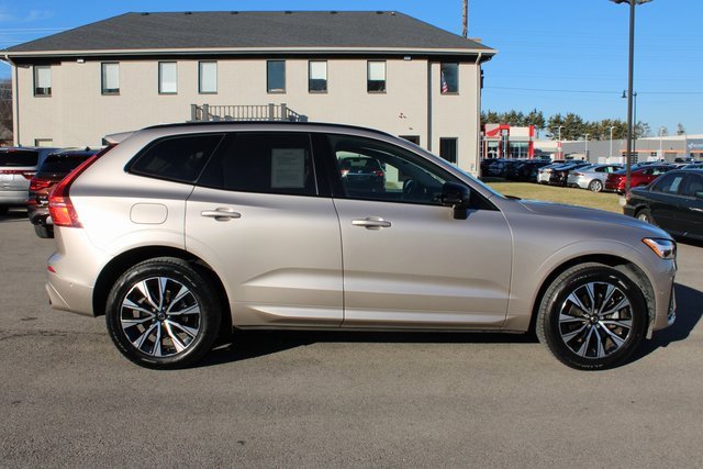 Used 2025 Volvo XC60 B5 Plus image 6