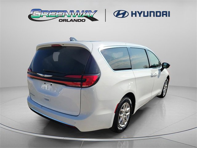 Used 2024 Chrysler Pacifica Touring-L image 4