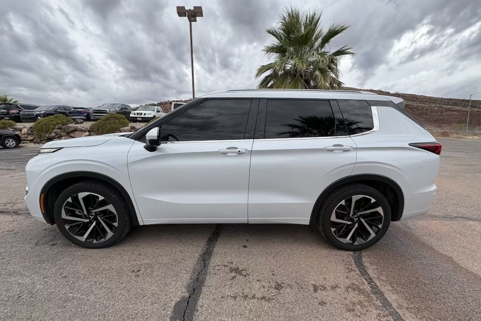 Used 2022 Mitsubishi Outlander SEL AWD/4WD image 2
