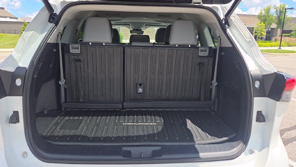 Used 2023 Toyota Highlander XLE FWD image 12