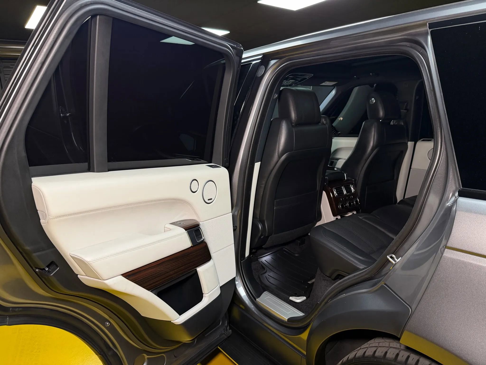 Used 2014 Land Rover Range Rover Supercharged image 18