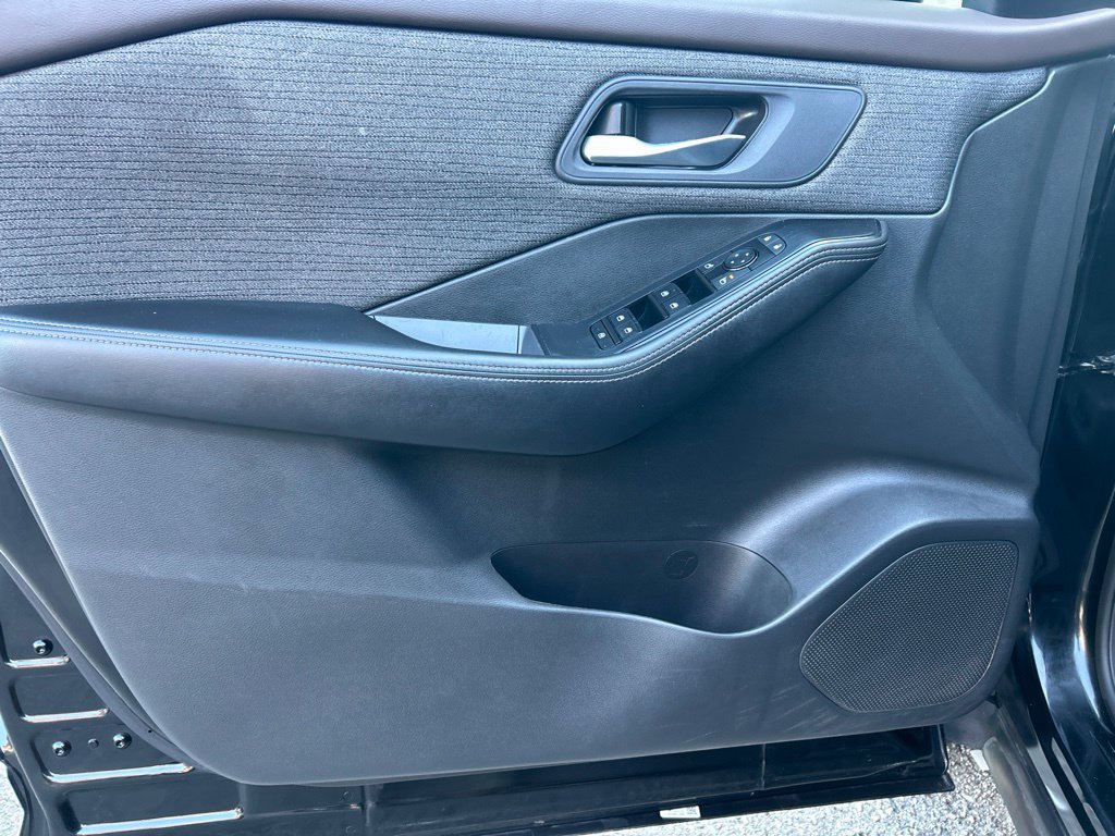 Used 2023 Nissan Rogue SV FWD image 13