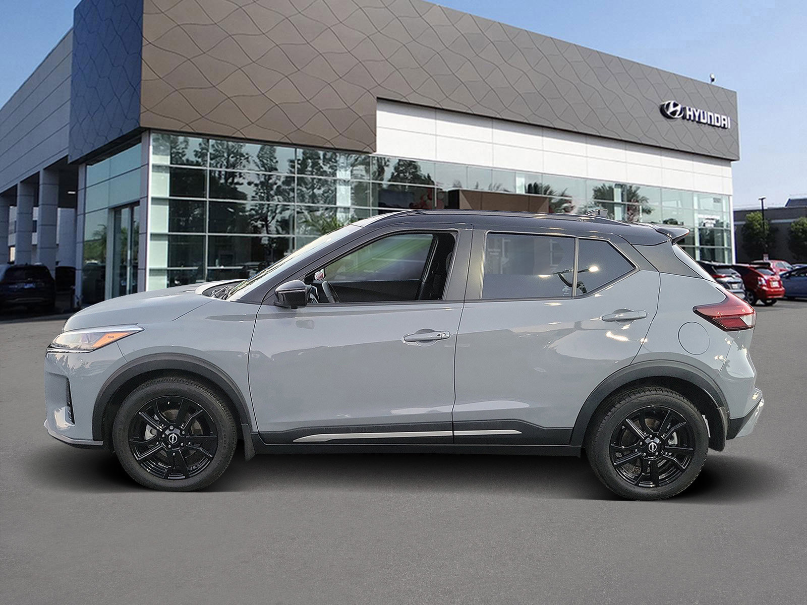 Used 2023 Nissan Kicks SR image 3