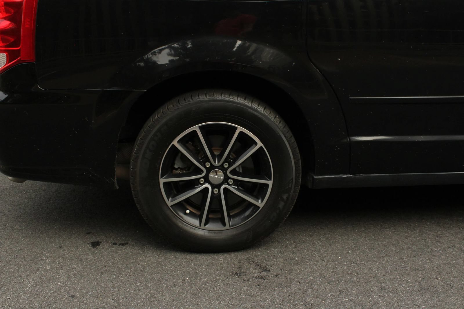 Used 2015 Dodge Grand Caravan SXT w/ Blacktop Package FWD image 5