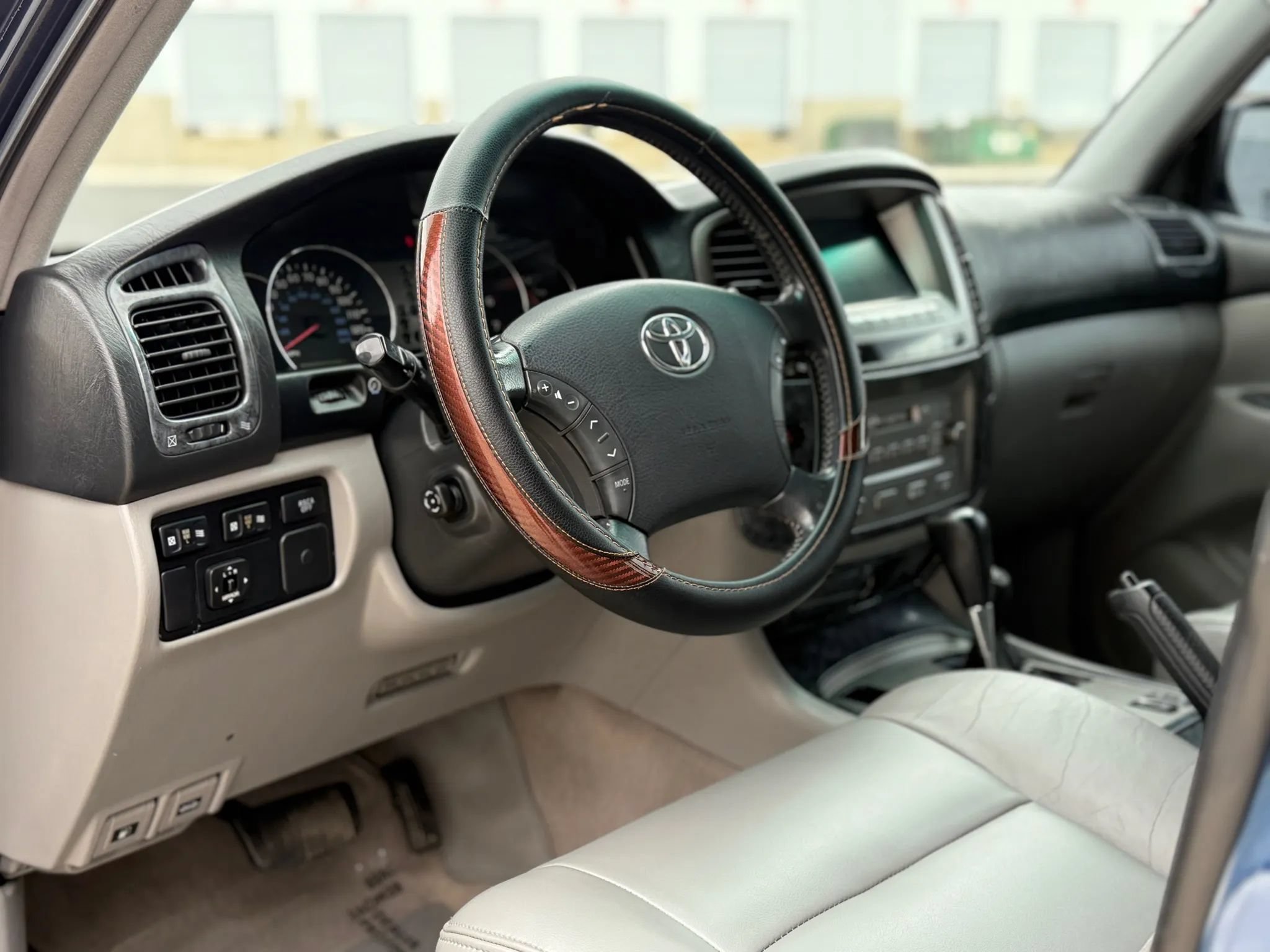 Used 2005 Toyota Land Cruiser w/ Convenience Pkg AWD/4WD image 28