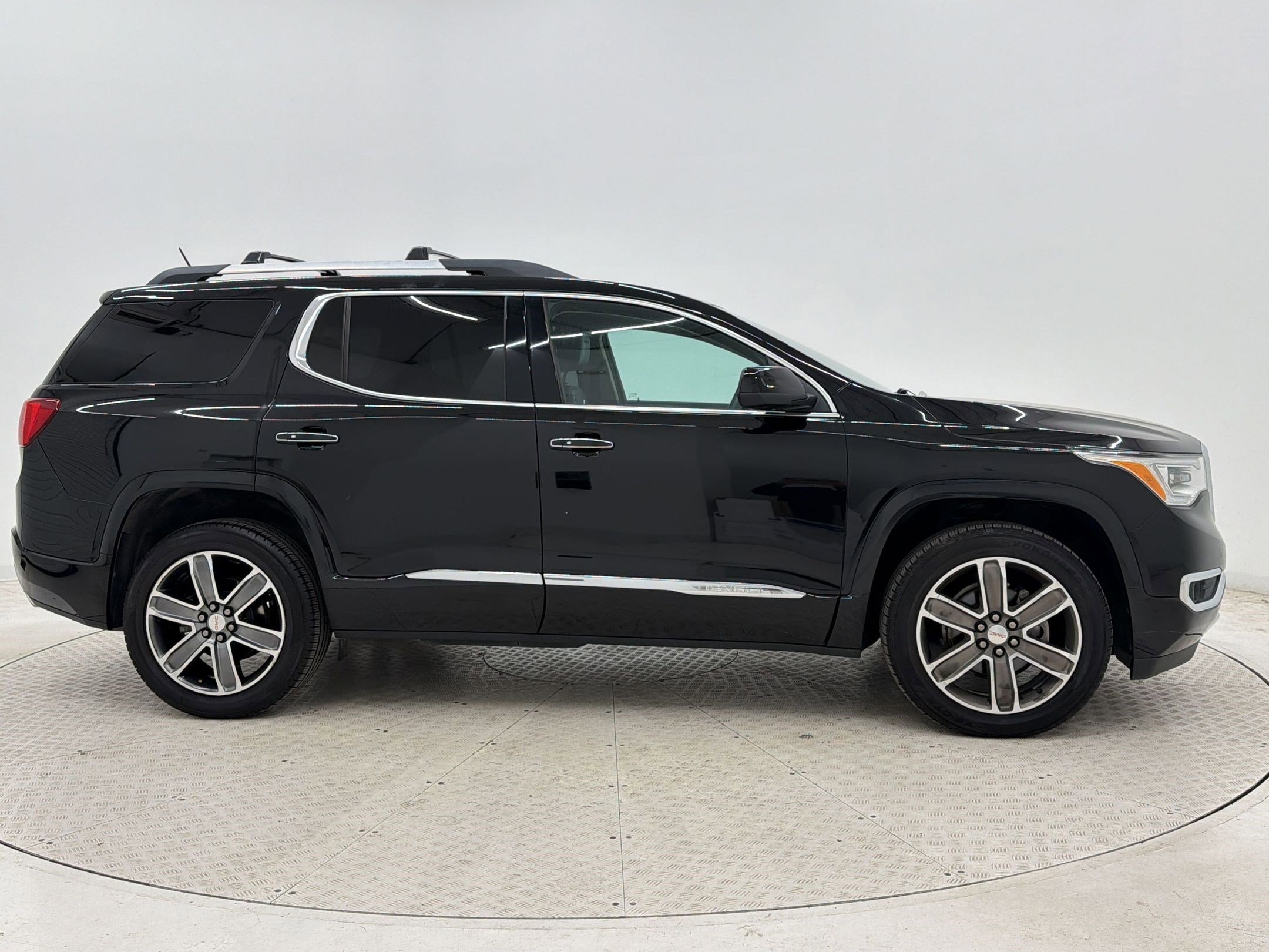 Used 2017 GMC Acadia Denali w/ Technology Package FWD image 8
