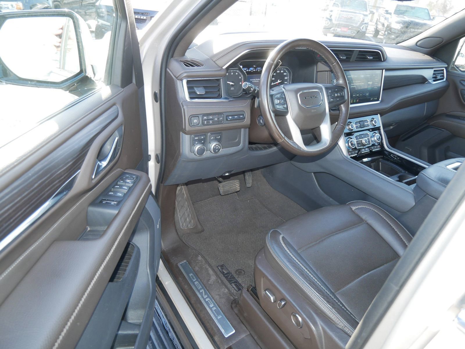 Used 2021 GMC Yukon Denali w/ Denali Premium Package image 8