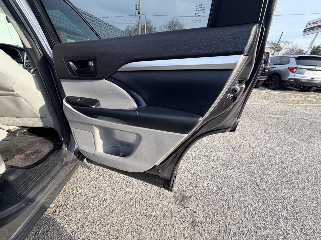 Used 2015 Toyota Highlander Plus AWD/4WD image 17