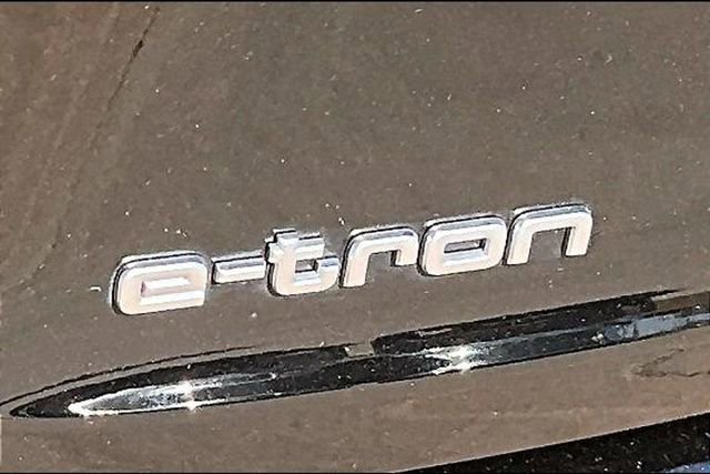 Used 2022 Audi e-tron Premium Plus w/ Premium Plus Package image 33