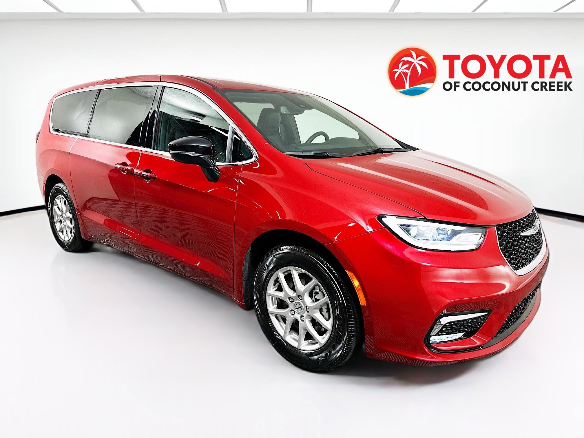 Used 2025 Chrysler Pacifica Select image 1