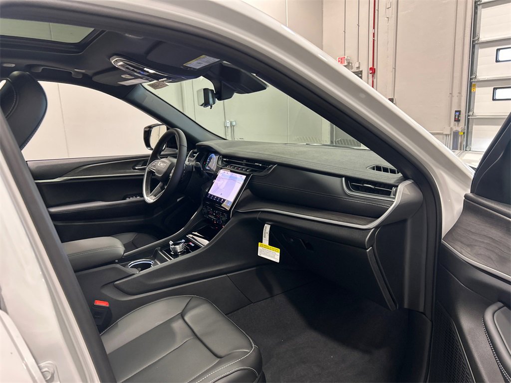 New 2025 Jeep Grand Cherokee Limited w/ Luxury Tech Group II image 36