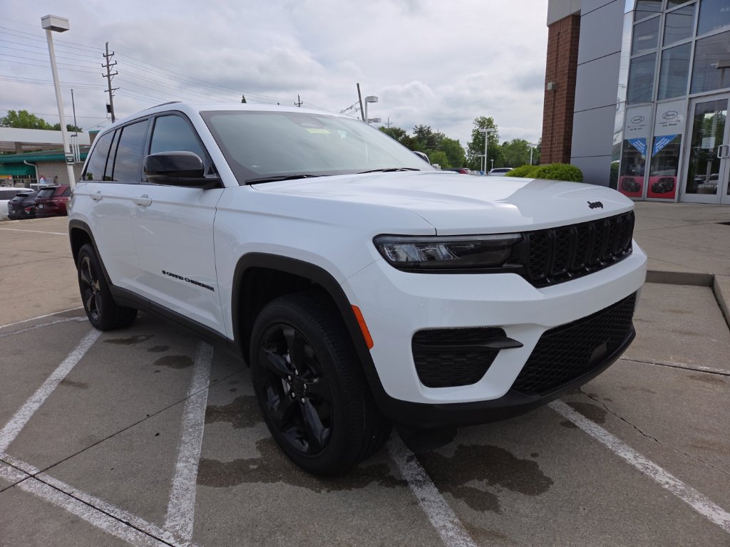 Used 2024 Jeep Grand Cherokee Altitude AWD/4WD image 3