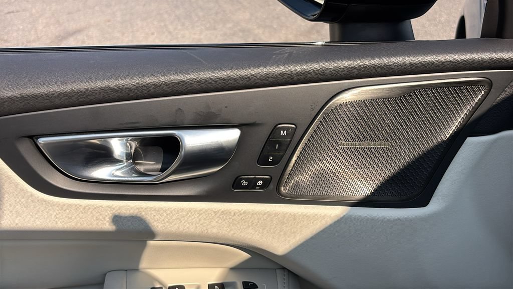 Certified 2025 Volvo XC60 B5 Ultra AWD/4WD image 12