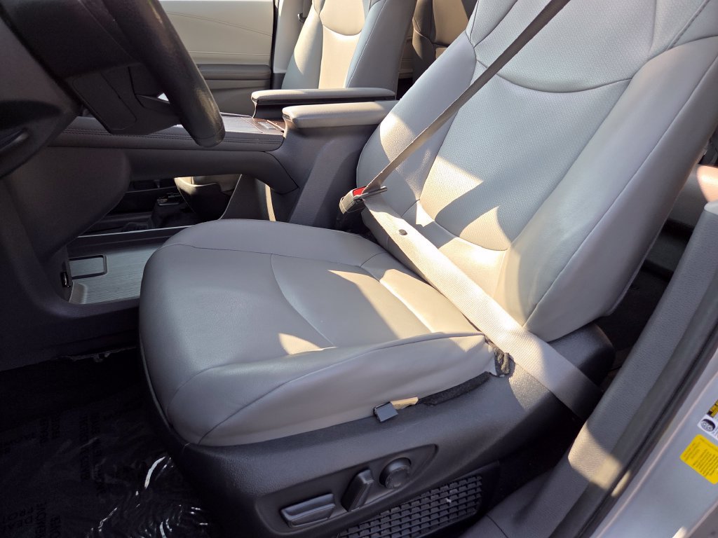 Used 2023 Toyota Sienna XLE FWD image 29