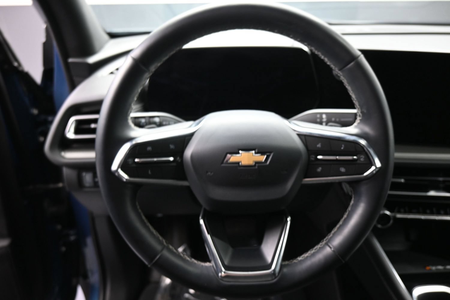 Used 2025 Chevrolet Traverse LT FWD image 14